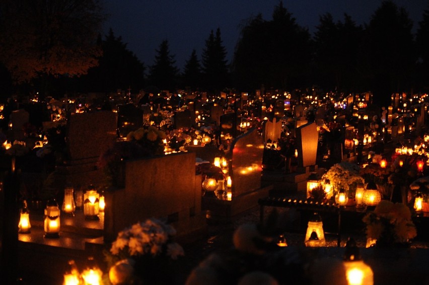 Śrem: cmentarze nocą. Niezwykły nastrój na naszych...