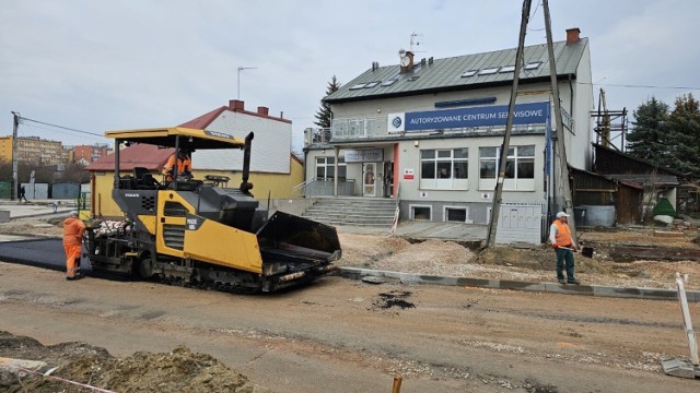 Na ulicy Domaszowskiej 49 w Kielcach powstaje zieleniec, który utrudni  parkowanie w rejonie posesji.

Zobacz kolejne zdjęcia