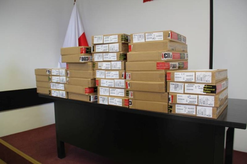 Samorząd przekazał w sumie 70 laptopów, które będą służyły...
