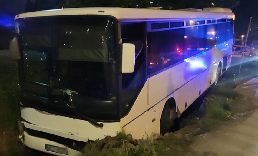 Wypadek autobusu na Ursynowie. "Staranował barierki i wjechał do rowu"