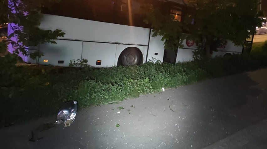 Wypadek autobusu na Ursynowie. "Staranował barierki i wjechał do rowu"