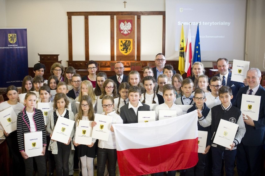 Tysiące flag dla pomorskich szkół od marszałka województwa [ZDJĘCIA]
