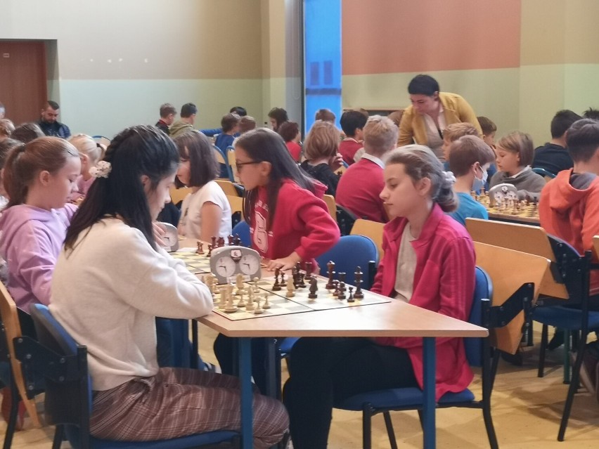 Szkolne Mistrzostwa Kalisza w szachach 2021. Ponad setka zawodników przy szachownicach. ZDJĘCIA