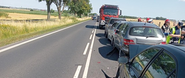 Po wstępnym rozpoznaniu ustalono, iż uszkodzonymi samochodami podróżowało 5 osób i żadna z nich nie potrzebuje pomocy medycznej.