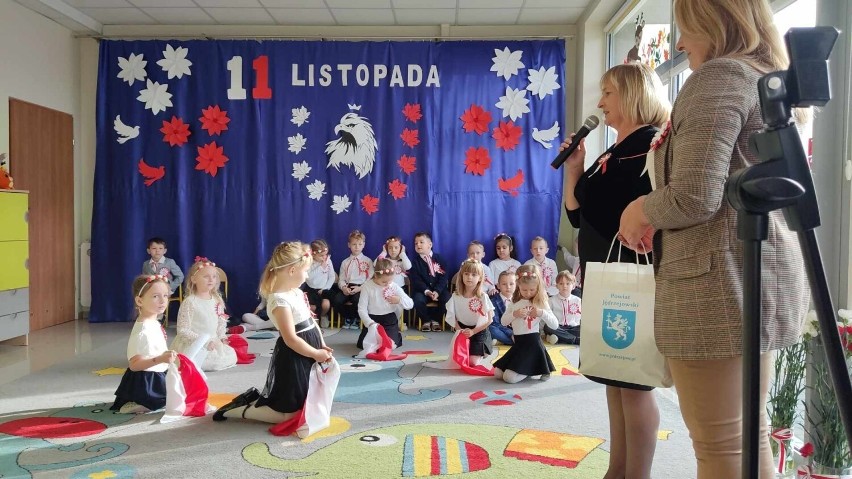 Narodowe Święto Niepodległości w przedszkolu Magical World w Jędrzejowie. Dzieci uczciły ten dzień pięknym występem. Zobaczcie zdjęcia