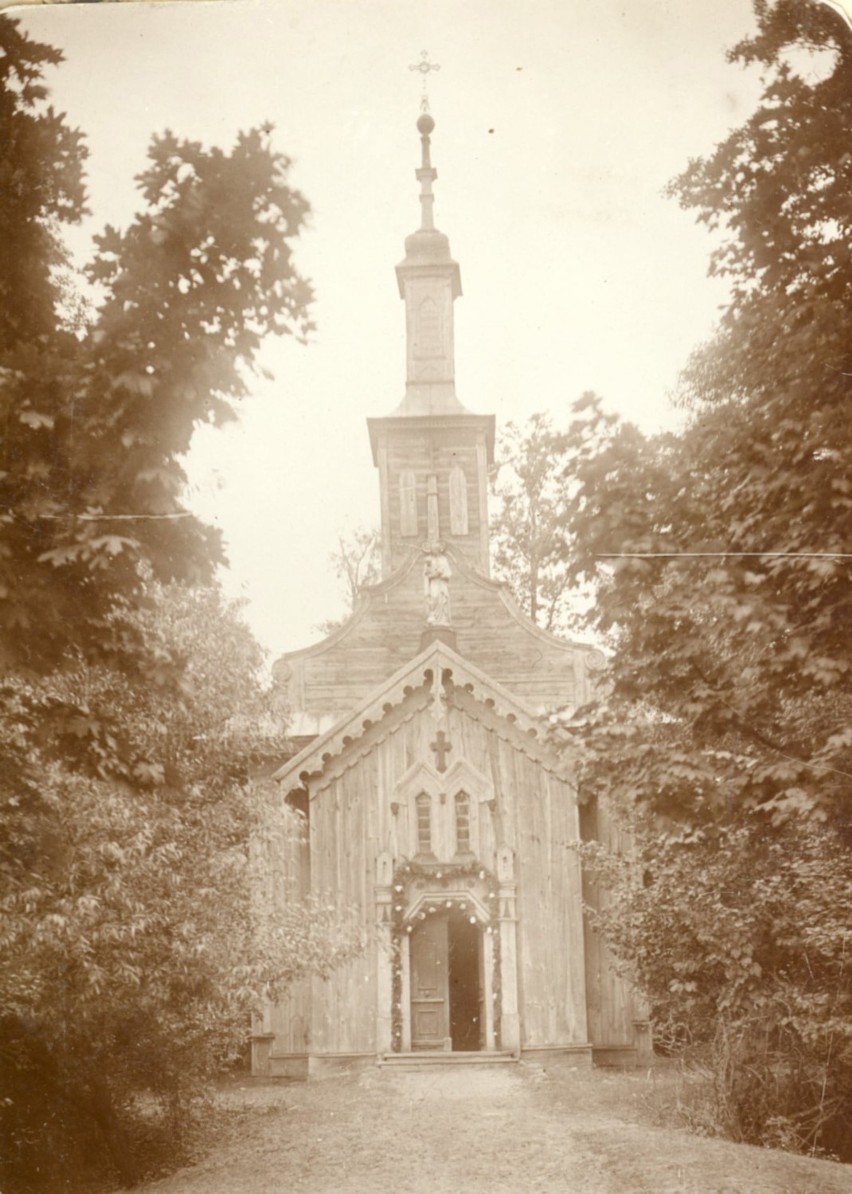 Modrzewiowy kościół w Łękawie w okresie międzywojennym. To...