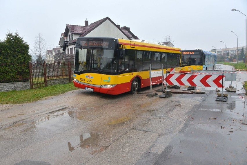 Problem z przejazdem na ulicy w Kielcach. Pokrywa uszkodzona, kierowcy się męczą 