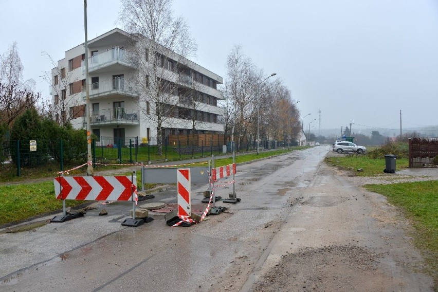 Problem z przejazdem na ulicy w Kielcach. Pokrywa uszkodzona, kierowcy się męczą 