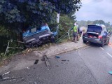  Tymbark. Wypadek na DK28 przy zjeździe do Zamieścia. Zderzyły się tam dwa samochody osobowe, jeden wbił się w przydrożne zarośla