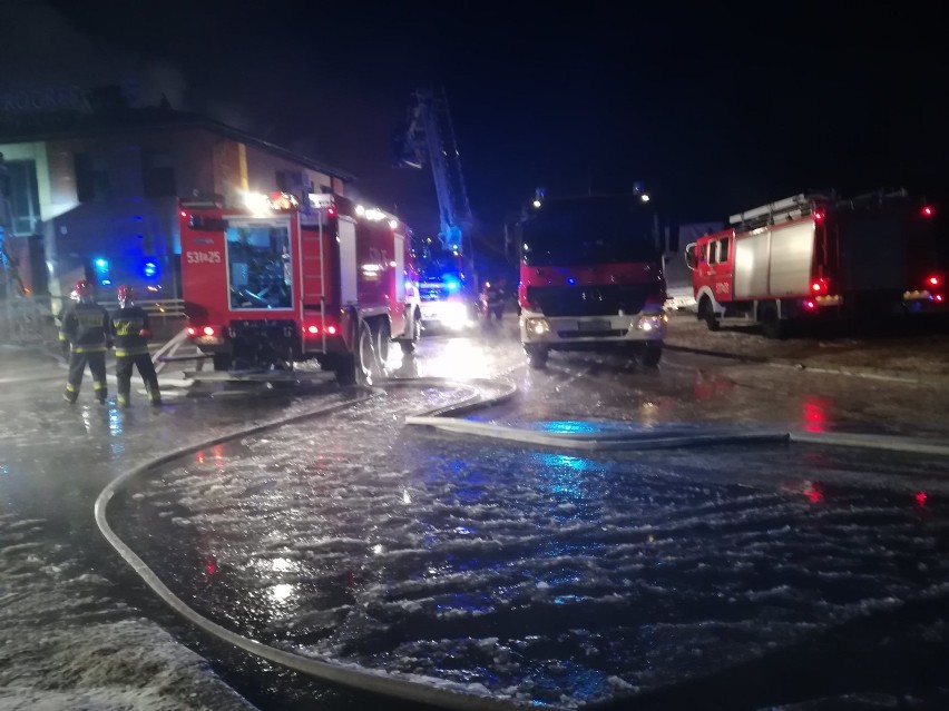 Całą noc ponad 120 strażaków gasiło pożar w Woli Ocieckiej...