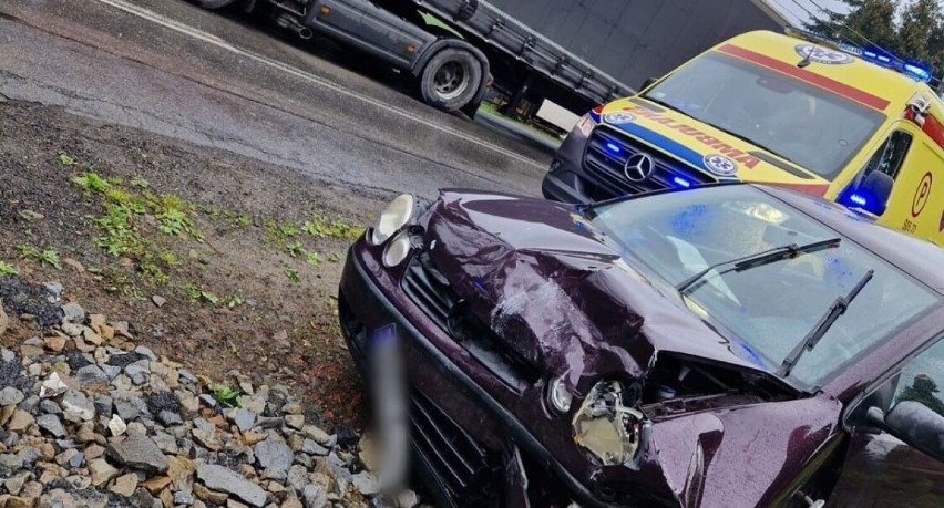 Wypadek w Pewli Małej. Czołowe zderzenie auta osobowego z tirem