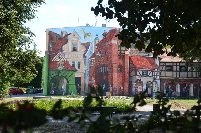 Mural przedstawia średniowieczne targowisko na namysłowskiej starówce.