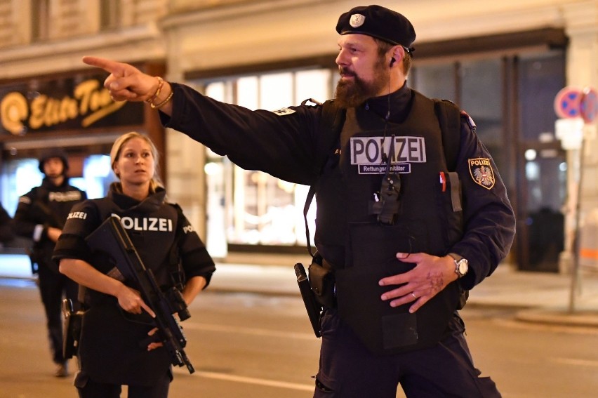 Austria: Zamach terrorystyczny w Wiedniu. Policja informuje o 3 zabitych i 15 ciężko rannych. Zamachowiec zostawił wiadomość 