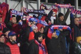 Zobacz ZDJĘCIA KIBICÓW Rakowa Częstochowa podczas meczu z Górnikiem Zabrze! Niemal komplet fanów na trybunach