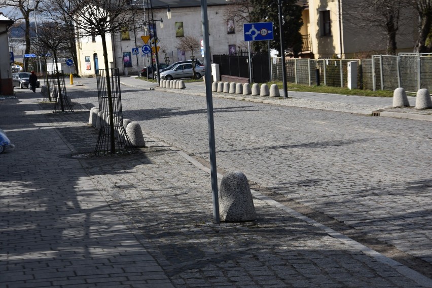 Myszków opustoszały. Niewielki ruch, sporo sklepów zamkniętych ZDJĘCIA 