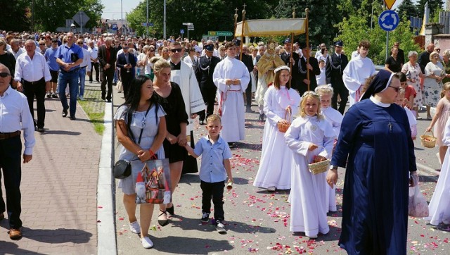 W procesji przy pięknej pogodzie przeszły ulicami Kazimierzy Wielkiej rzesze wiernych. Więcej na kolejnych zdjęciach.
