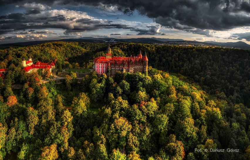 Zamek Książ w Wałbrzychu w  bajecznych jesiennych barwach