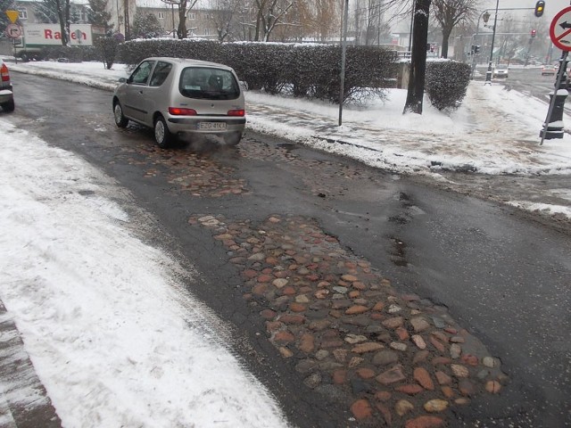 Na ul. Sieradzkiej spod asfaltu wyłoniła się dawna brukowana nawierzchnia.