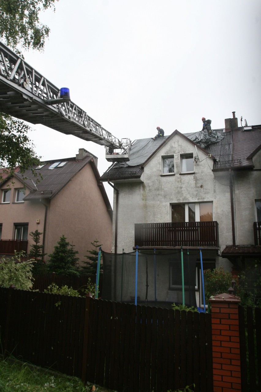 Gradobicie w Rybniku: 100 dziur w dachu domu w Boguszowicach