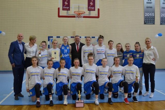 Ćwierćfinały Mistrzostw Polski w Koszykówce Kobiet U 14 odbyły się w Kartuzach. Dziewczęta z UKS Bat Kartuzy były niepokonane.