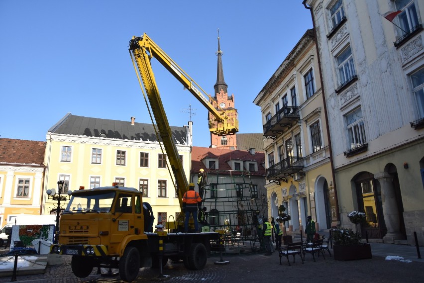 Tarnów stroi się na święta. Kolorowych światełek i dekoracji będzie mniej, bo przez przez pandemię miasto oszczędza [ZDJĘCIA]