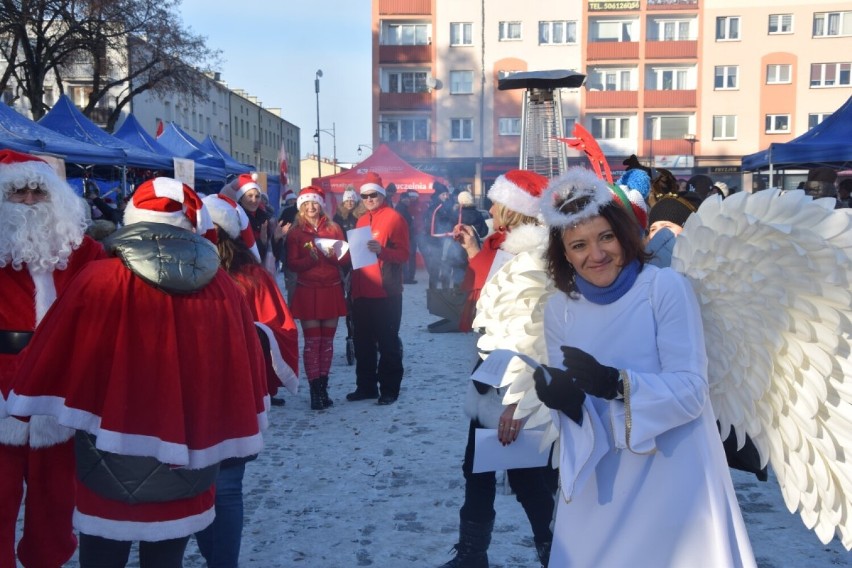 Świąteczny festyn charytatywny na Placu Pokoju w Lęborku. Tłumy wsparły budowę hospicjum i leczenie Zuzi Rezmer