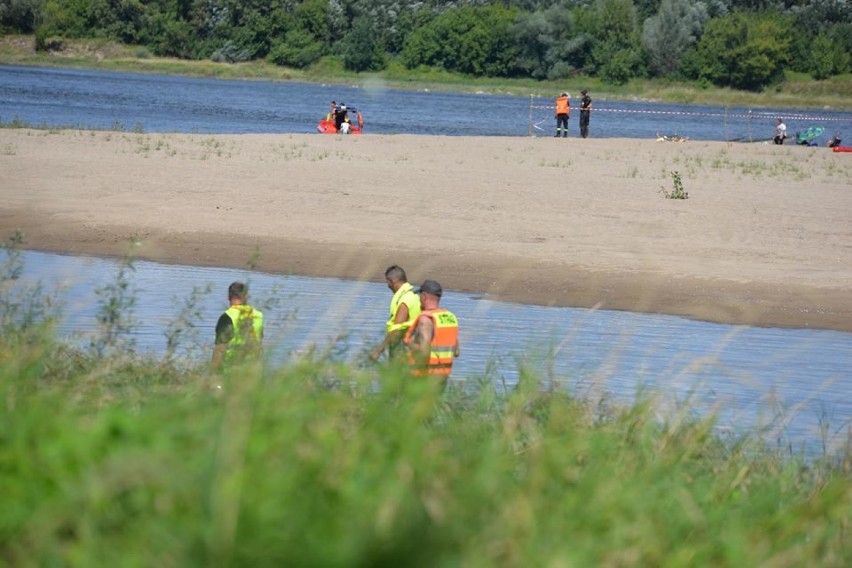 Tragedia. Z Wisły wyłowiono ciało mężczyzny. Trwają poszukiwania kolejnych osób [aktualizacja, zdjęcia]