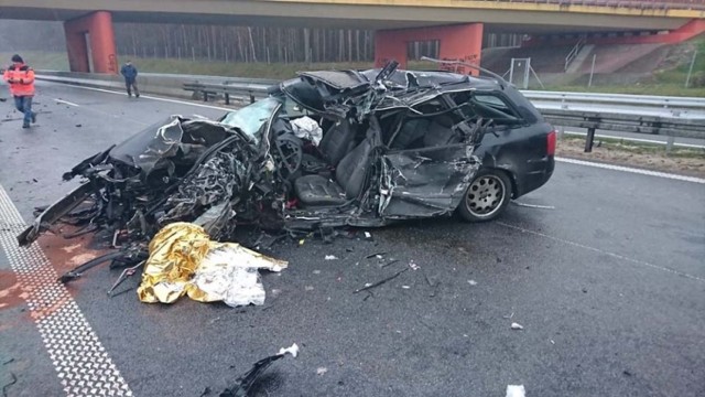 Aktualizacja - godzina 14.30
Znamy już wstępne okoliczności tragedii. Do wypadku doszło, gdy kobieta prowadząca audi wyprzedzała sznur samochodów. Wtedy czołowo zderzyła się z ciężarówką. Do wypadku doszło w miejscu, gdzie ruch po drodze S3 odbywał się jednym pasem. Kilka godzin później otwarto drugą nitkę ekspresówki na tym odcinku.

Ofiara wypadku to 27-letnia mieszkanka województwa dolnośląskiego. Podróżowała z mężem. 

Aktualizacja - godzina 11.28
Policja zakończyła swoje działania na miejscu tragedii, ale droga wciąż jest nieprzejezdna. - Trwają tu działania innych służb. Na razie nie jesteśmy w stanie powiedzieć, kiedy droga będzie przejezdna - mówi GL st. sierż. Justyna Sęczkowska z Komendy Powiatowej Policji w Nowej Soli. 

Aktualizacja - godzina 10.20
Ofiara wypadku to 27-letnia kobieta. Prowadziła audi, które czołowo zderzyło się z ciężarówką. Do szpitala został przewieziony ranny pasażer audi.

Aktualizacja - godzina 8.15
Nie żyje kobieta, podróżująca samochodem, który zderzył się z ciężarówką. Droga S3 w dalszym ciągu jest zablokowana w obu kierunkach.

Przypomnijmy, na 20 grudnia zaplanowane jest otwarcie nowego, ostatniego lubuskiego odcinka trasy S3. Uroczystość ma się odbyć na zachodniej jezdni drogi S3 (w kierunku Wrocławia), pomiędzy węzłem Nowa Sól Zachód a górnym przejściem dla dużych zwierząt. - Tragiczny wypadek nie powinien mieć wpływu na uroczystość otwarcia drogi. To przykre zdarzenie miało miejsce w innym rejonie drogi - mówi Anna Jakubowska z zielonogórskiego oddziału Generalnej Dyrekcji Dróg Krajowych i Autostrad.

Pierwsze informacje
Wypadek miał miejsce 20 grudnia około godziny szóstej rano. Na razie informacje na temat wypadku są sprzeczne. Ostrzeżenie wysłane do użytkowników aplikacji Regionalny System Ostrzegania mówi o zderzeniu trzech aut osobowych. Inne źródła mówią o zderzeniu osobówki z ciężarówką. Pewne jest, że wypadek miał miejsce na 216 kilometrze drogi S3, między Nową Solą, a Nowym Miasteczkiem, na wysokości miejscowości Ciepielów. 

W jednym z samochodów podróżowała kobieta, która po wypadku została zakleszczona w samochodzie. Jej stan określany jest jako ciężki.

W wyniku zderzenie droga S3 jest zablokowana w obu kierunkach. Na miejscu pracują policjanci, strażacy i ratownicy. Utrudnienia mogą potrwać nawet do godziny 10.00.





[g]13345854[/g]

Zobacz też wideo: Wielka akcja CBŚP. Rozbito grupę „Ziela”, zatrzymano 13 osób


