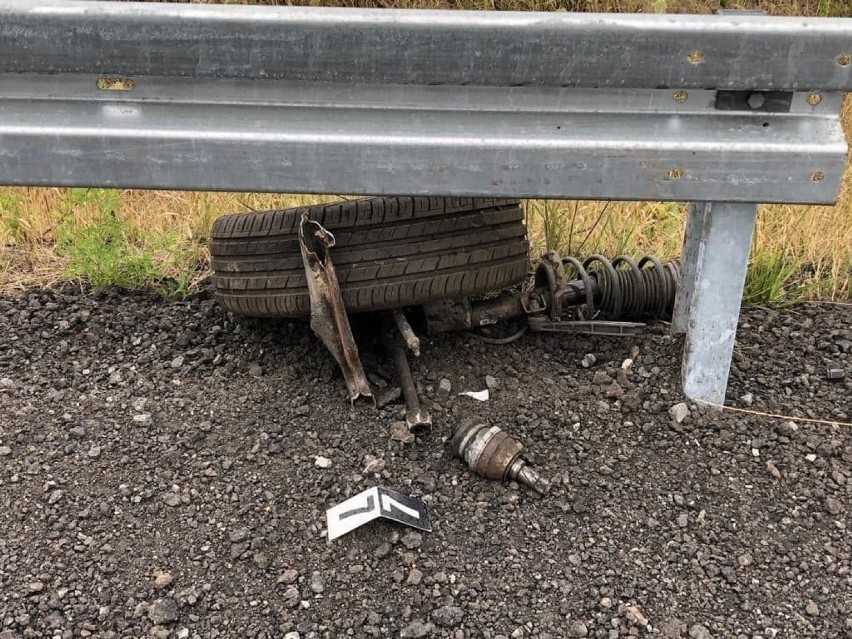 Opel wypadł z drogi i dachował w betonowym rowie.