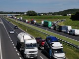 Chrzanów. Zderzenie dwóch samochodów osobowych i ciężarówki na autostradzie A4. Utrudnienia w ruchu 