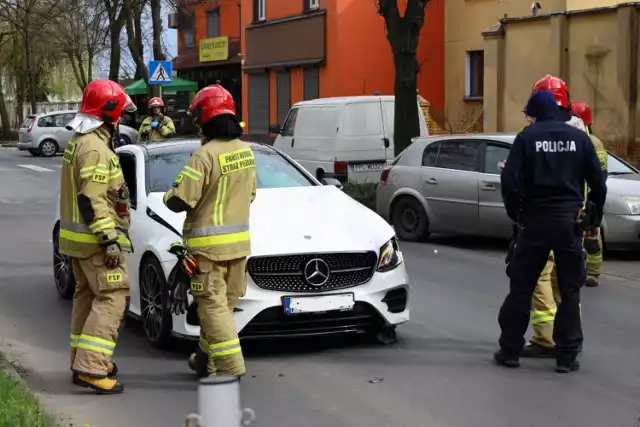 Zderzenie dwóch samochodów na ulicy Kaliskiej w Pleszewie. Na miejscy straż pożarna oraz policja.