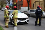 Zderzenie dwóch samochodów na ulicy Kaliskiej w Pleszewie. Na miejscu straż pożarna oraz policja.