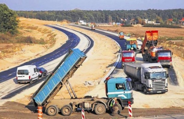 Mężczyzna w średnim wieku zginął na placu budowy drugiego etapu obwodnicy Ostrowa Wielkopolskiego. Wypadek miał miejsce w rejonie przyszłego węzła Wtórek, na wylocie z miasta w kierunku na Grabów. Ofiara nie miała założonej kamizelki odblaskowej. Najprawdopodobniej do tragedii doszło podczas równania piasku przez spychacz.

CZYTAJ WIĘCEJ: Śmiertelny wypadek na budowie obwodnicy Ostrowa