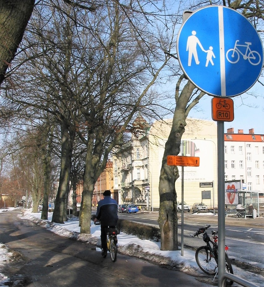 Na drodze rowerowej wzdłuż ul. Kołłątaja nowe znaki mylnie...