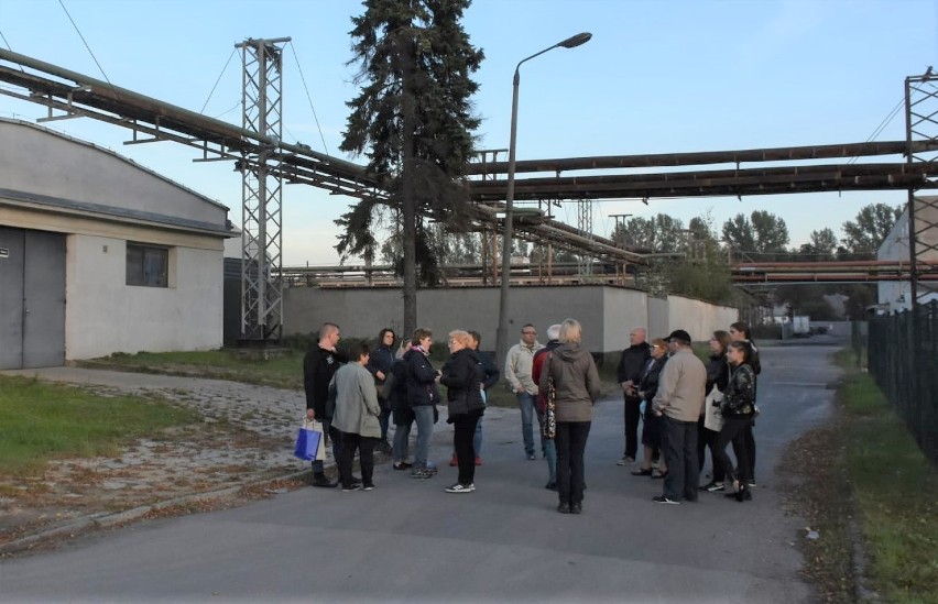 Chełmek. Spacer śladami wielkiego światowego przemysłowca Tomasza Baty. W roli przewodnika były dyrektor fabryki butów "Chełmek" [ZDJĘCIA]