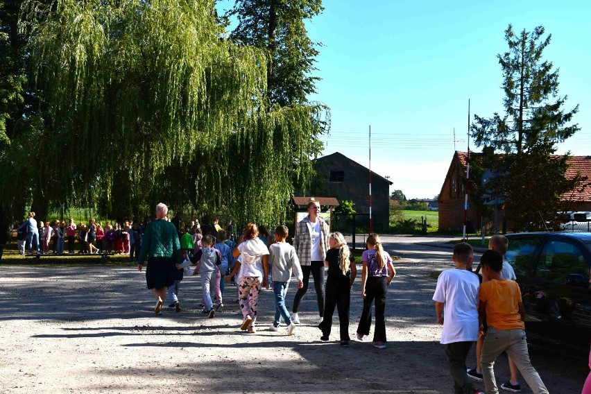 Próbna ewakuacja w Zespole Oświatowym w Liniewie. Uczniowie zostali wyprowadzeni z budynku szkoły 
