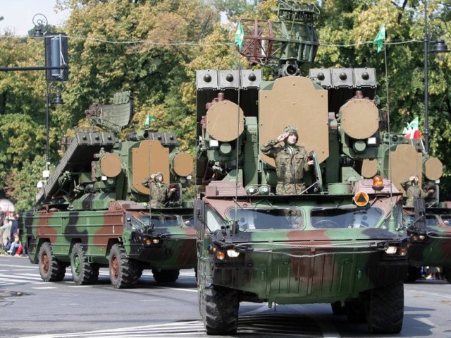 Święto Wojska Polskiego 2016. Żołnierze przejdą przez Warszawę, a nad głowami F-16