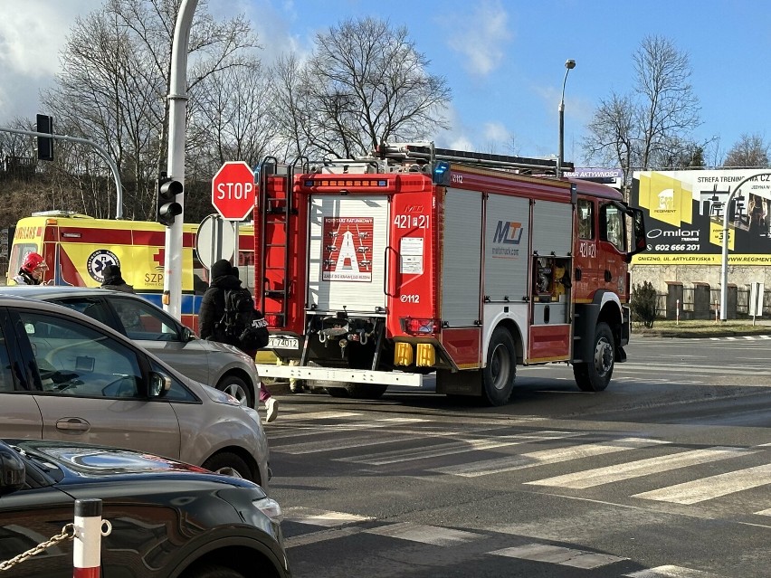 Zderzenie dwóch aut na skrzyżowaniu na ulicy Łaskiego w Gnieźnie
