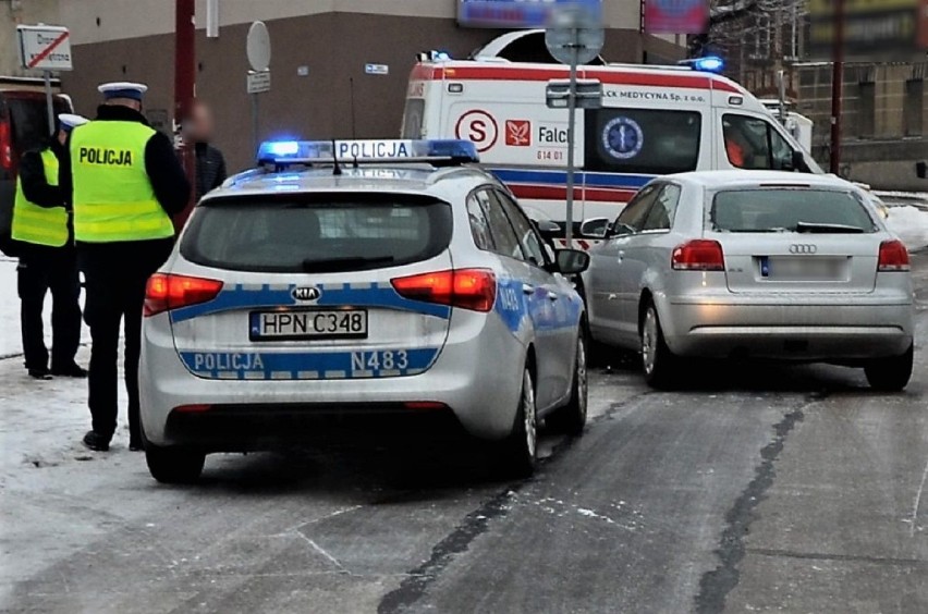 Tczew. Wypadek na ul. Niepodległości. Policjanci apelują o uwagę na drogach [ZDJĘCIA]