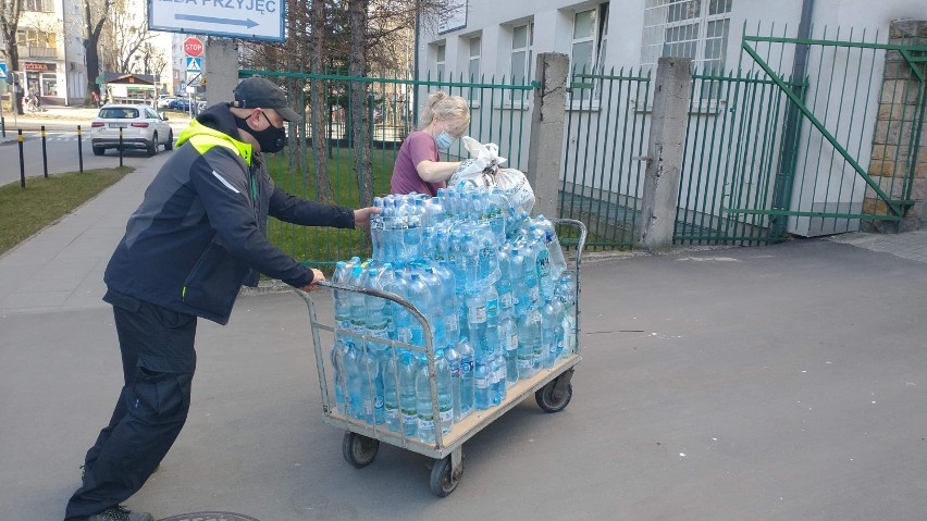 Pierwsza partia wody dostarczona do szpitala. Druh Wojtek dziękuje mieszkańcom Pruszcza |ZDJĘCIA