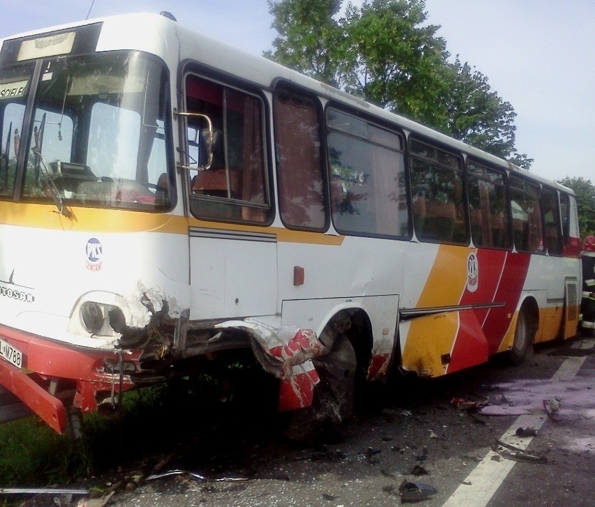 Wypadek na K-92. BMW zderzyło się czołowo z autobusem [ZDJĘCIA, WIDEO]