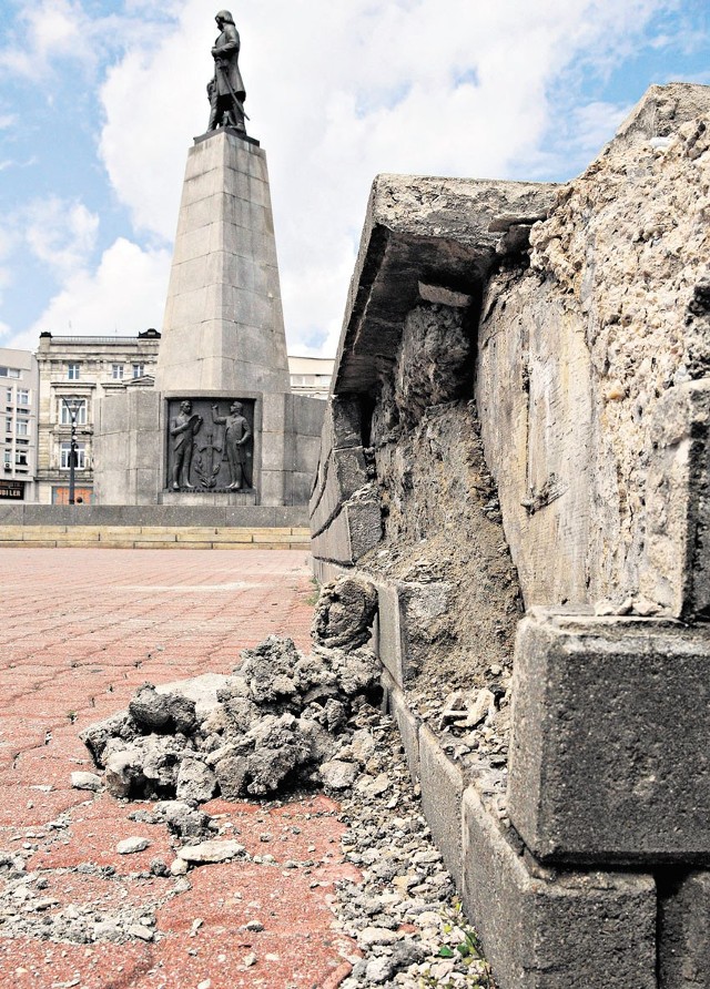 W takim stanie jest obecnie murek wokół pomnika.
