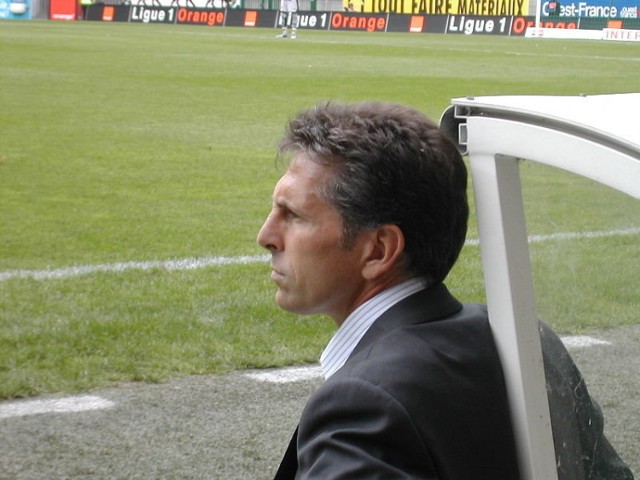 Trener Olympique Lyon, Claude Puel poprawnie zdał pierwszy sprawdzian. http://commons.wikimedia.org/wiki/Image:Claude_Puel.jpg