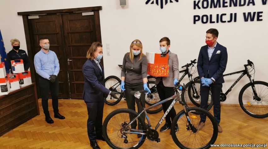 Maja Włoszczowska i jej team podarowali wdowom po policjantach 12 rowerów. Funkcjonariusze pomogli kolarce odzyskać jej sprzęt