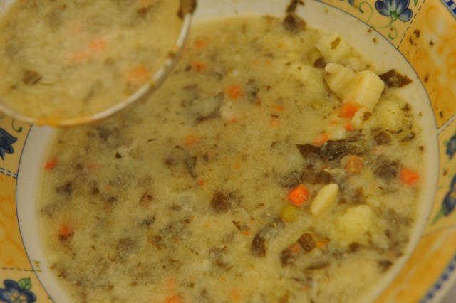 Pyszna i kwaśna zupa z siekanego szczawiu z jajkiem oraz ziemniakami