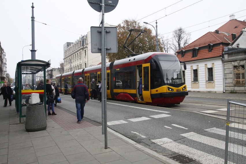 Wypadek na Piotrkowskiej w Łodzi. Zderzenie samochodu z tramwajem [ZDJĘCIA]