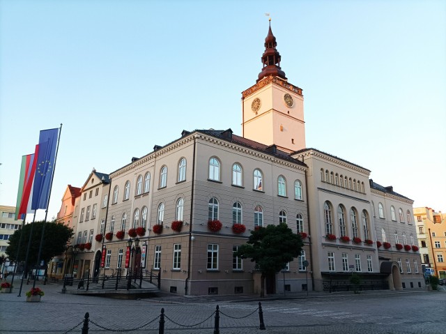 Centralnym punktem dzierżoniowskiego Rynku jest ratusz z wieżą ratuszową