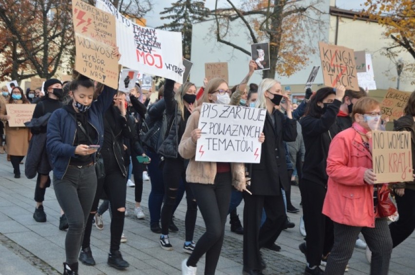 Protest kobiet w Bełchatowie przeciwko zakazowi aborcji przy...