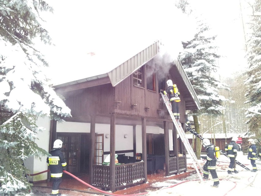 Pożar domu w miejscowości Kaliska. Strażacy dogaszają ogień