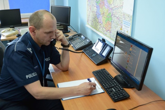 W trakcie rozmowy telefonicznej dyżurny podinspektor Jarosław Michałek zapewniał rozmówcę o wsparciu psychicznym i sposobie rozwiązywania problemów osobistych. Ponadto ustalił dane osobowe dzwoniącego oraz jego miejsce pobytu.